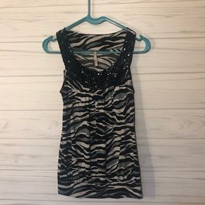 Kiwi lady’s sleeveless top